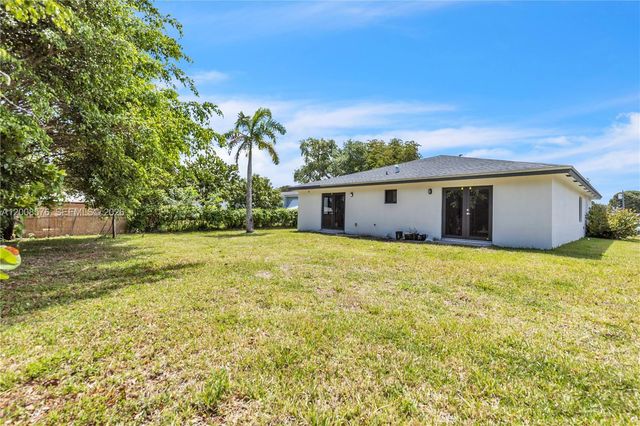 152 NW 18 St, Homestead, FL 33030