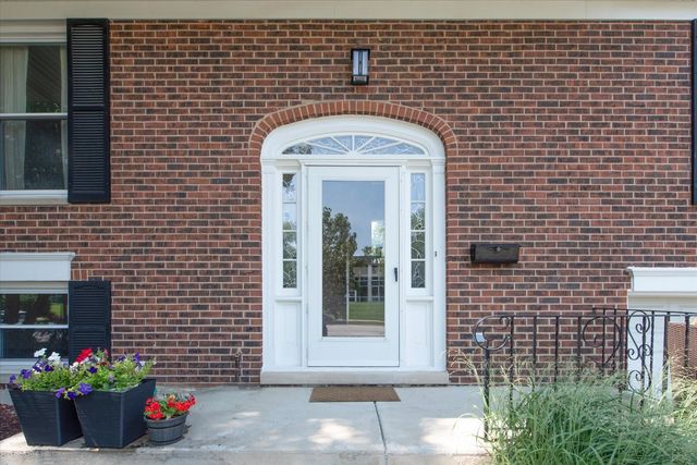 1058 W Illinois Avenue, Palatine, IL 60067
