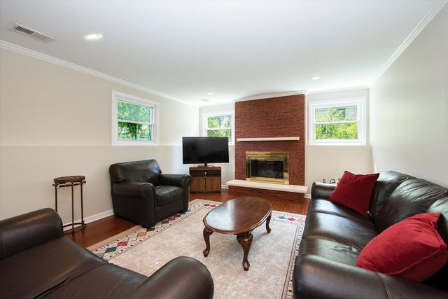 1058 W Illinois Avenue, Palatine, IL 60067