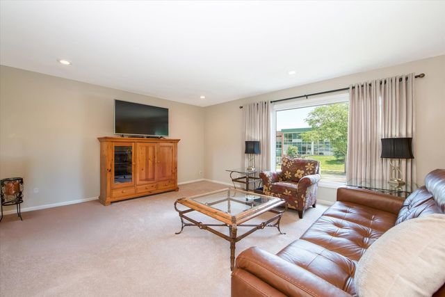 1058 W Illinois Avenue, Palatine, IL 60067
