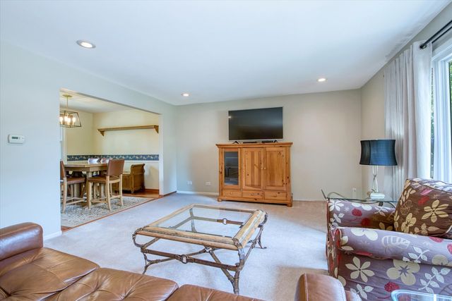1058 W Illinois Avenue, Palatine, IL 60067