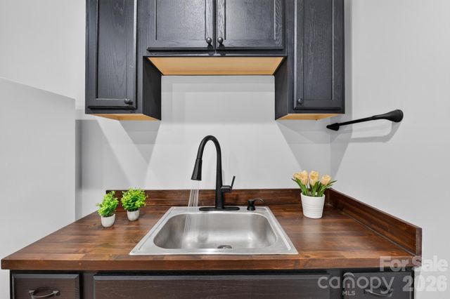 935 Ridgewood Drive NE, Lenoir, NC 28645