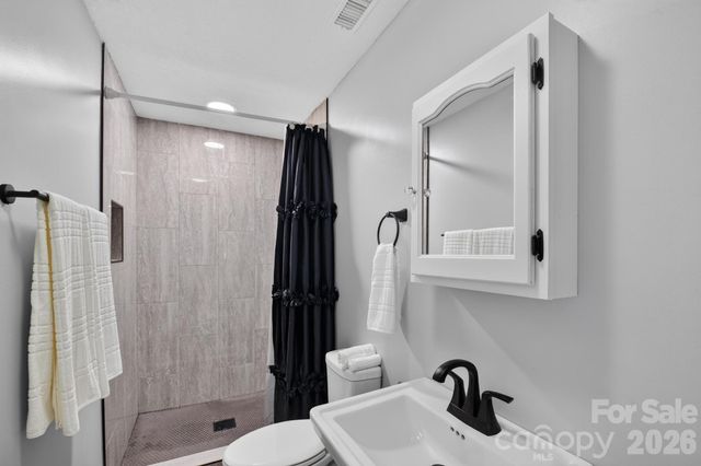 935 Ridgewood Drive NE, Lenoir, NC 28645