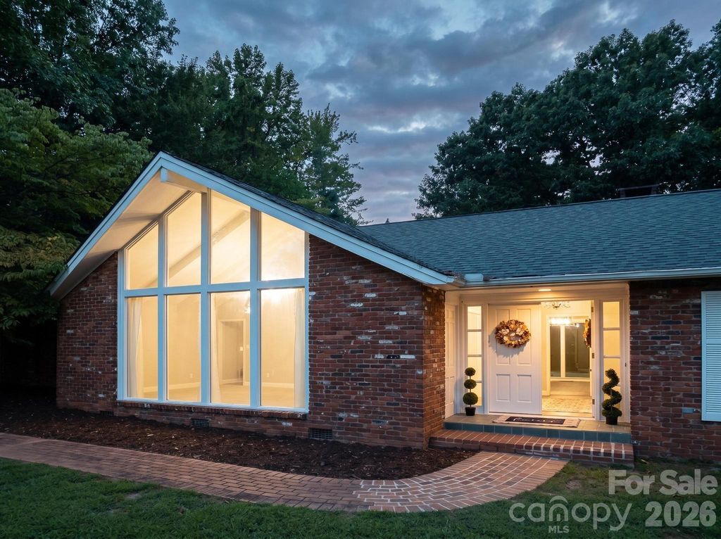 935 Ridgewood Drive NE, Lenoir, NC 28645