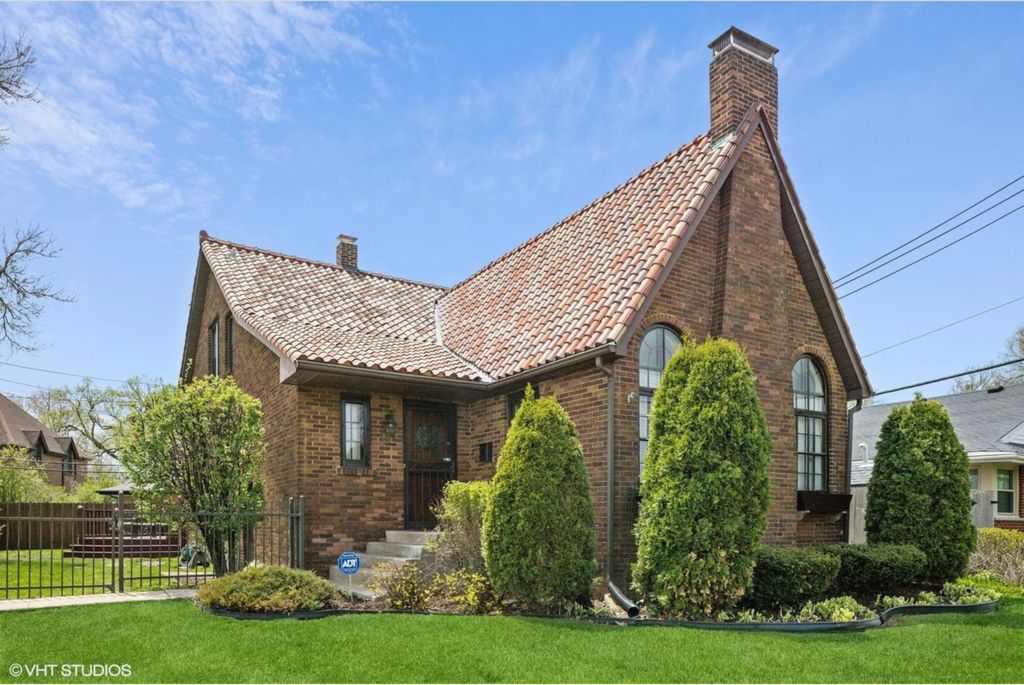 330 E Saint Charles Road, Elmhurst, IL 60126