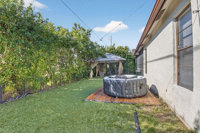 9074 Chatsworth Cascades, Boca Raton, FL 33434