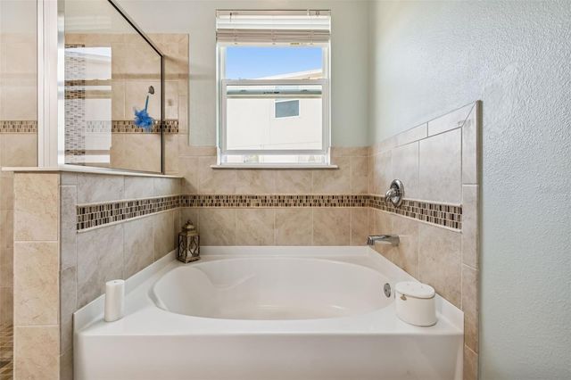 7432 47TH AVENUE CIRCLE E, Bradenton, FL 34203