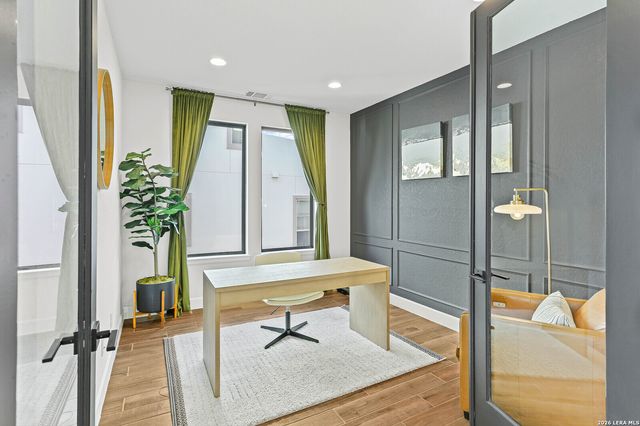 330 Navarro, Boerne, TX 78006