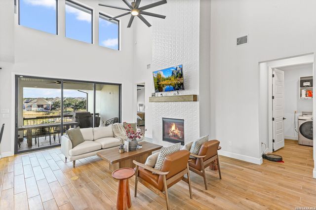 330 Navarro, Boerne, TX 78006