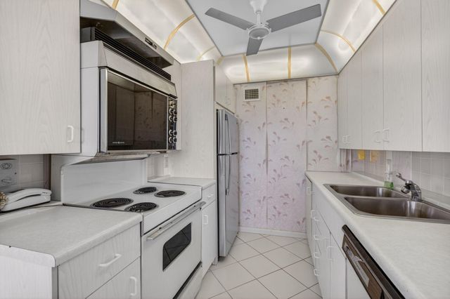 4059 Guildford D, Boca Raton, FL 33434
