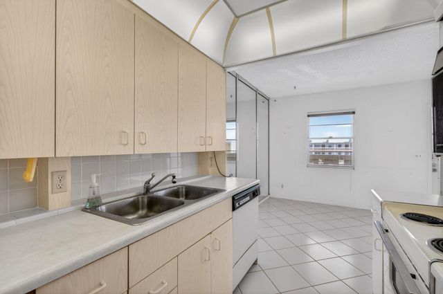 4059 Guildford D, Boca Raton, FL 33434