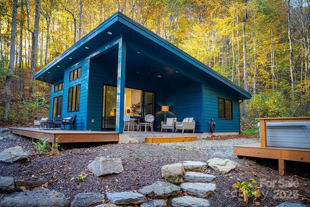 808 Mountain Cove Road, Hendersonville, NC 28792