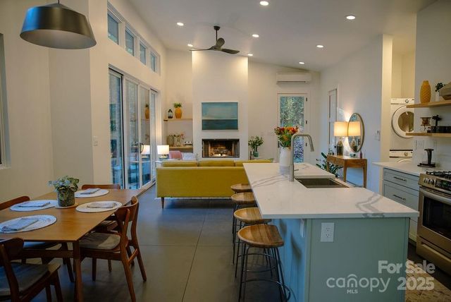 808 Mountain Cove Road, Hendersonville, NC 28792