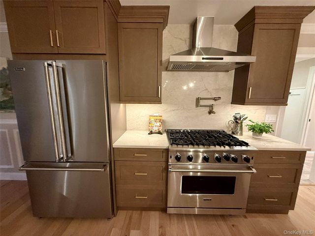 3 Narkin Court, Hicksville, NY 11801