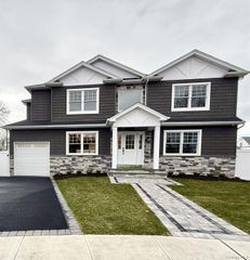 3 Narkin Court, Hicksville, NY 11801