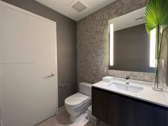 88 SW 7th St 2404, Miami, FL 33131