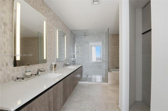 88 SW 7th St 2404, Miami, FL 33131