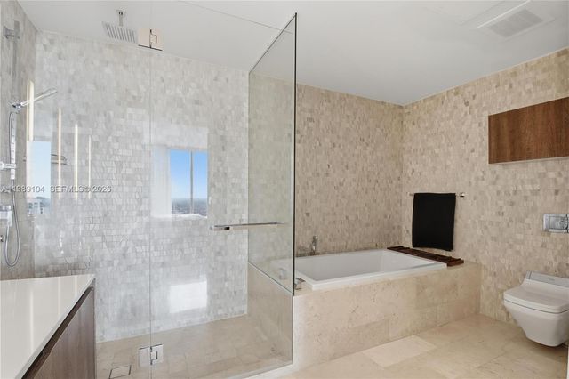 88 SW 7th St 2404, Miami, FL 33131