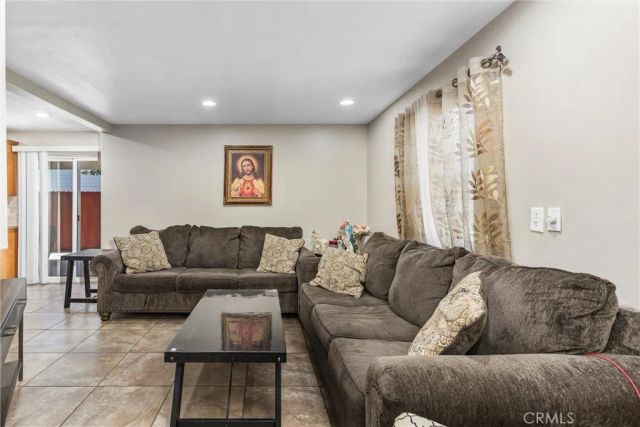 1001 Oak Glen, Colton, CA 92324