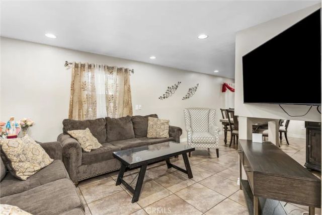 1001 Oak Glen, Colton, CA 92324