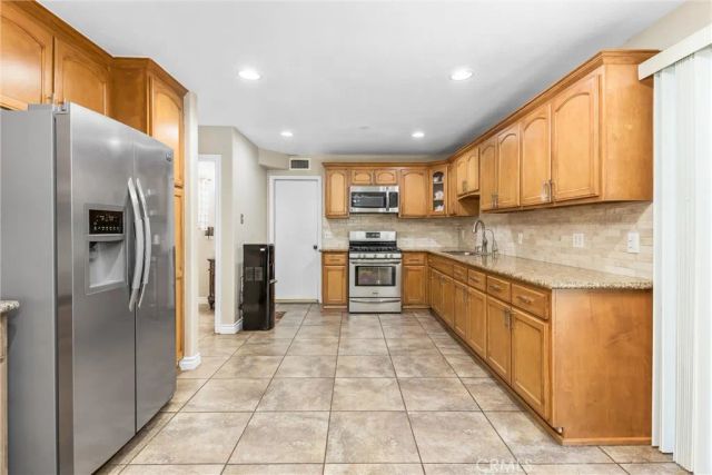 1001 Oak Glen, Colton, CA 92324