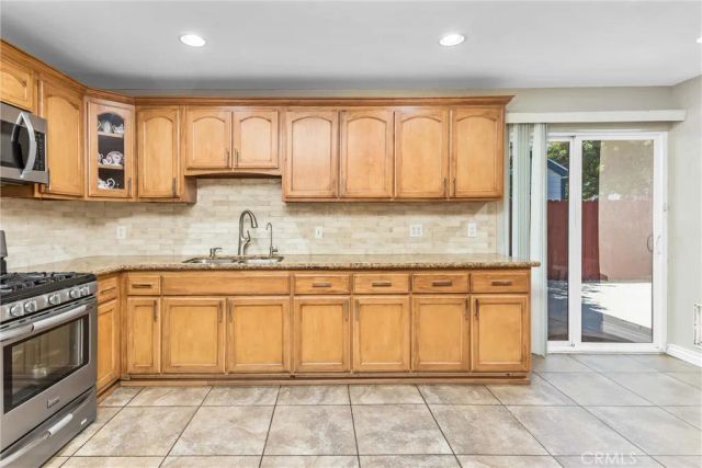 1001 Oak Glen, Colton, CA 92324