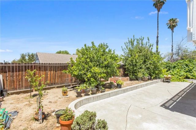 1001 Oak Glen, Colton, CA 92324