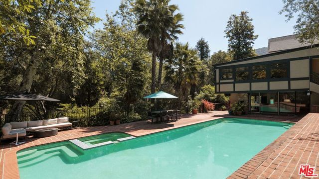 1602 Golf Club Drive, Glendale, CA 91206