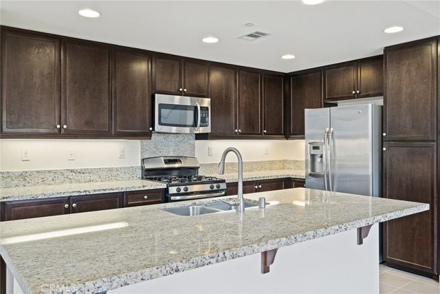 555 Rockefeller, Irvine, CA 92612