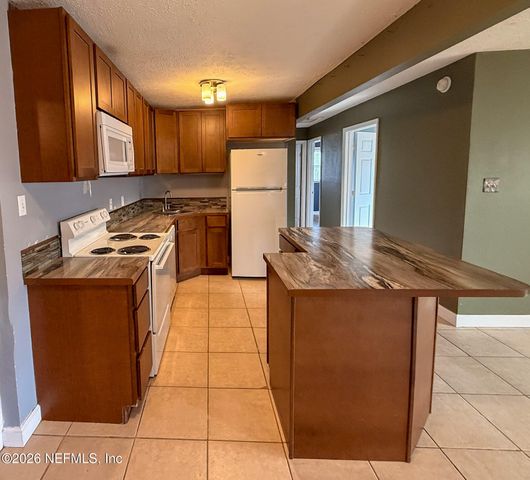 880 EMERALD Drive, Mount Dora, FL 32757