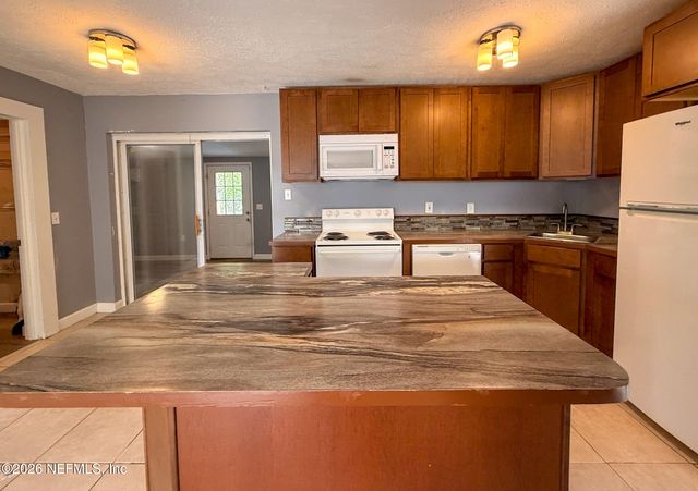 880 EMERALD Drive, Mount Dora, FL 32757