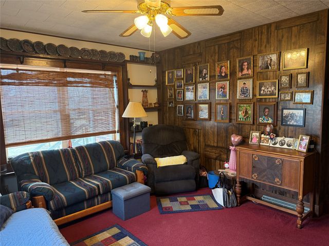 1706 W Summit Street, Winterset, IA 50273