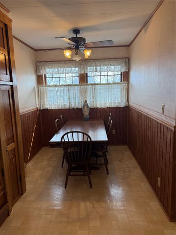 1706 W Summit Street, Winterset, IA 50273