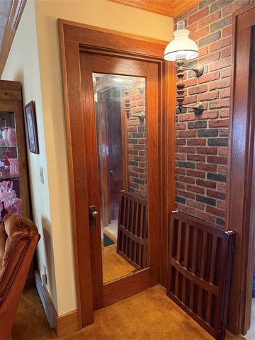 1706 W Summit Street, Winterset, IA 50273