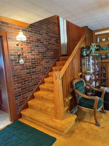 1706 W Summit Street, Winterset, IA 50273