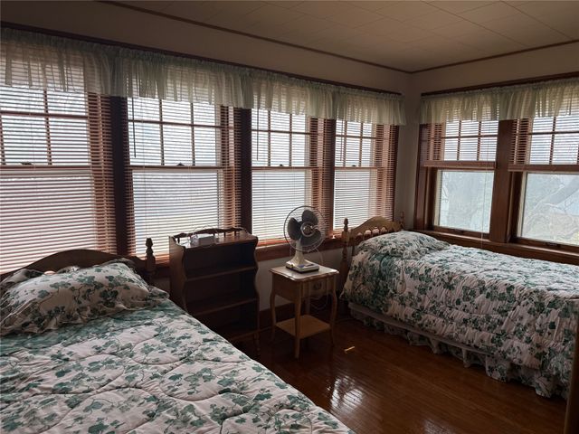 1706 W Summit Street, Winterset, IA 50273