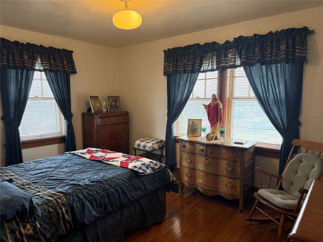 1706 W Summit Street, Winterset, IA 50273