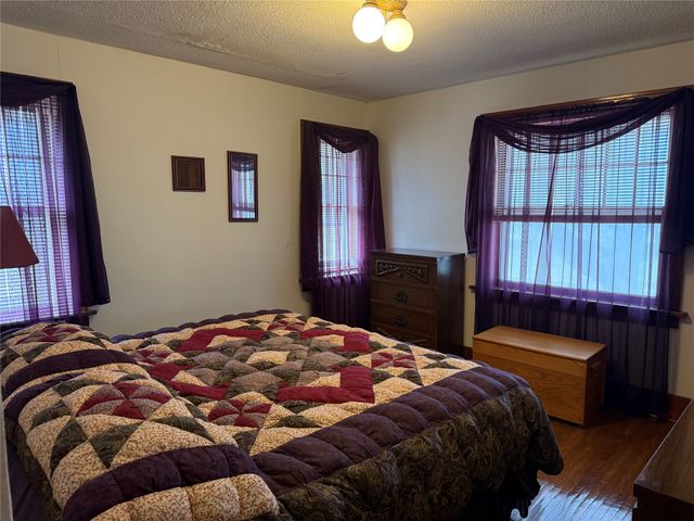 1706 W Summit Street, Winterset, IA 50273