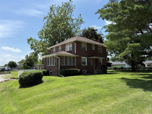 1706 W Summit Street, Winterset, IA 50273