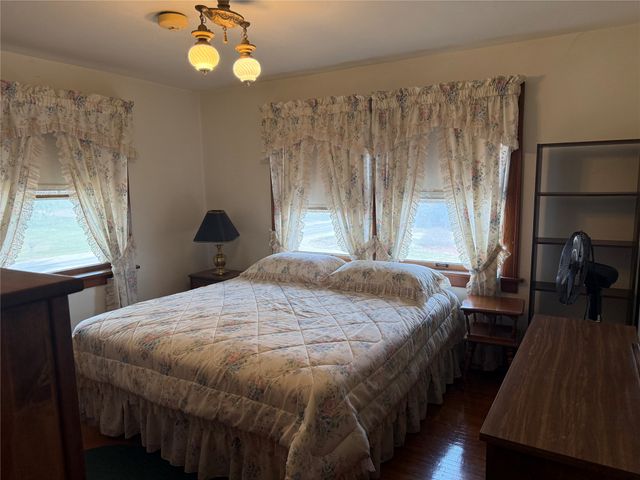 1706 W Summit Street, Winterset, IA 50273