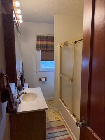 1706 W Summit Street, Winterset, IA 50273