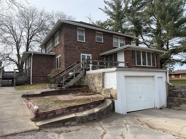 1706 W Summit Street, Winterset, IA 50273