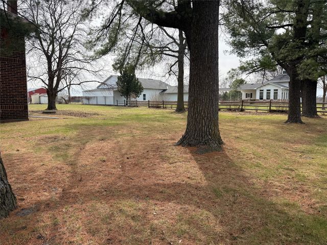 1706 W Summit Street, Winterset, IA 50273