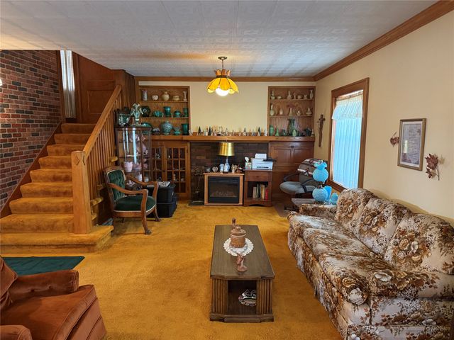 1706 W Summit Street, Winterset, IA 50273