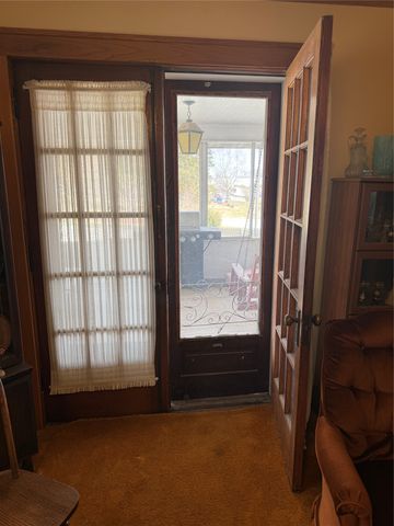 1706 W Summit Street, Winterset, IA 50273