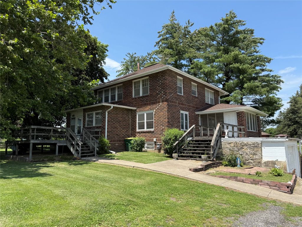 1706 W Summit Street, Winterset, IA 50273