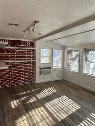 2021 Lime Creek, Kerrville, TX 78028