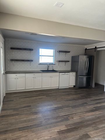 2021 Lime Creek, Kerrville, TX 78028