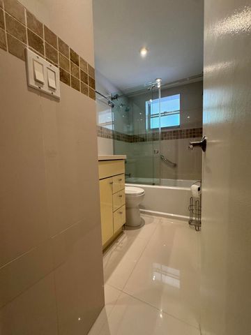 220 Kings Point Drive 210, Sunny Isles Beach, FL 33160