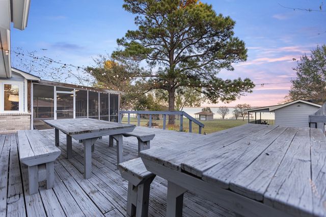 327 Nob Hill Lane, Seven Points, TX 75143